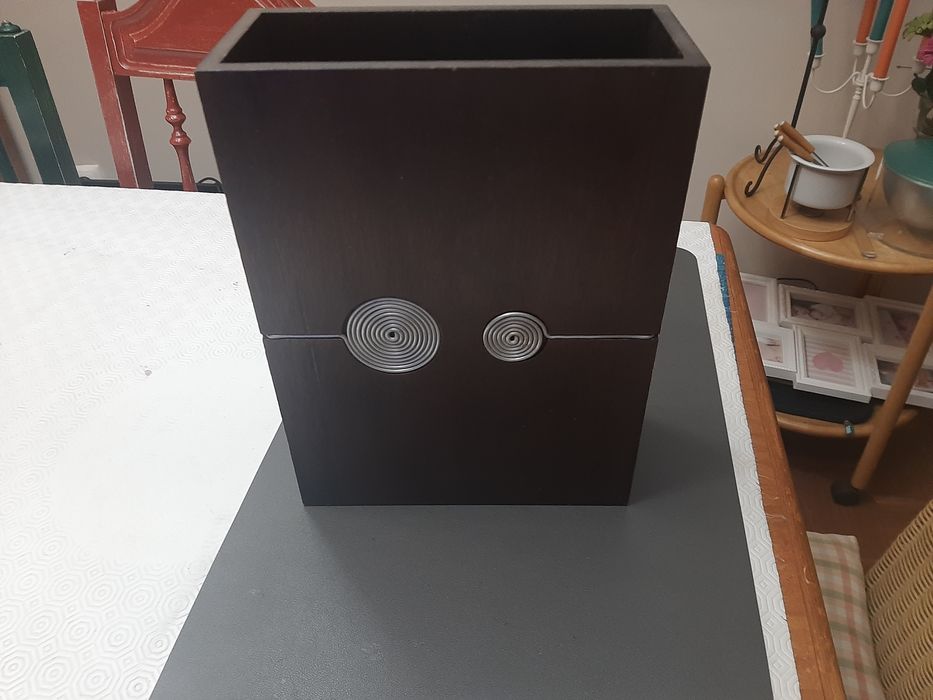 Peça decorativa, em madeira e latão