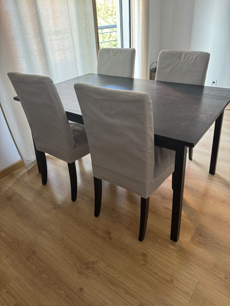 Mesa extensível com 4 cadeiras