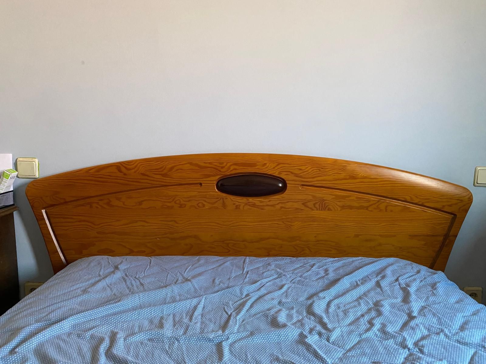 Cama de casal com colchão e estrado