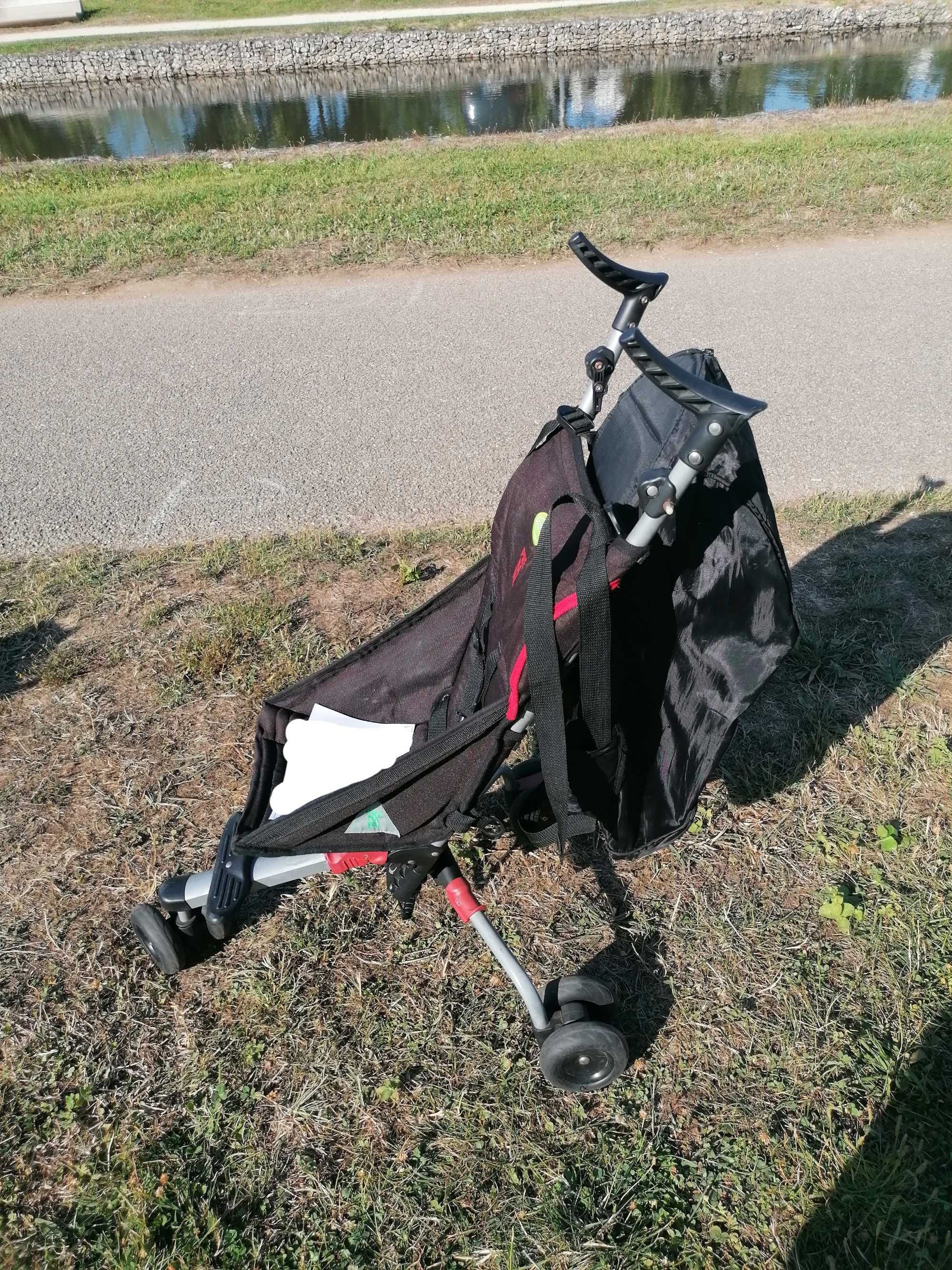 Carrinho de passeio ideal para as férias, pode transportar nas costas.