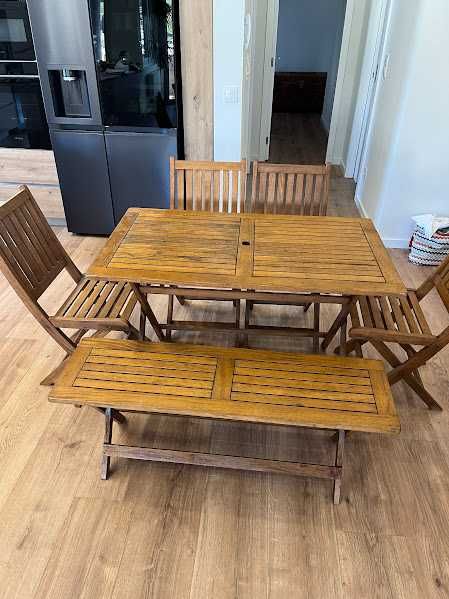 Mesa com quarto cadeiras e um banco corrido