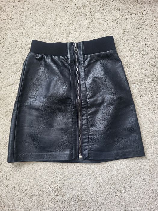 Czarna spódniczka skórzana XS Stradivarius