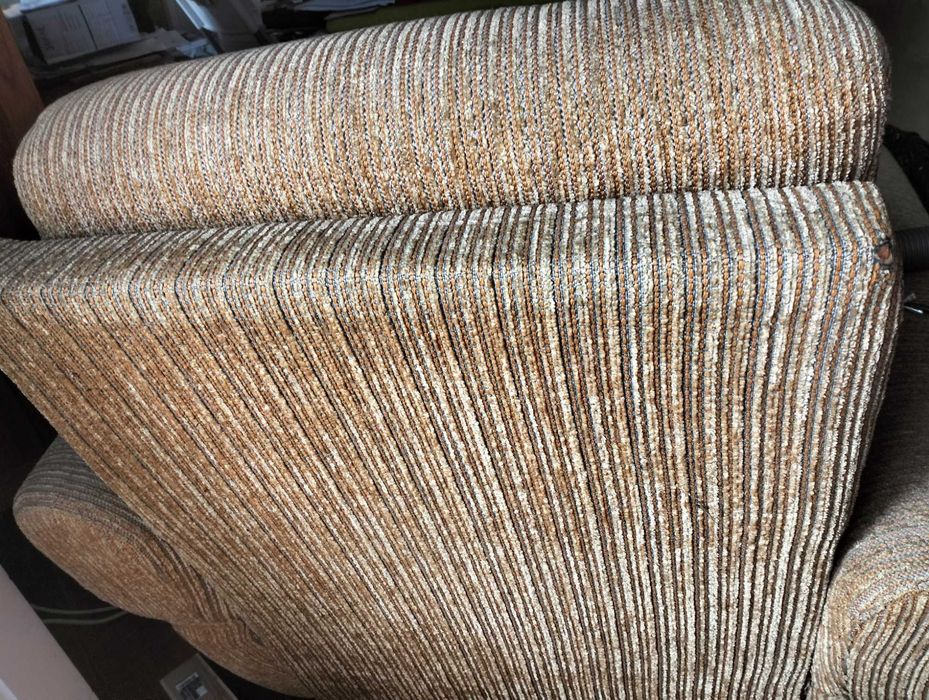 POLTRONA VINTAGE /SOFÁ, padrão riscado - Muito confortável.