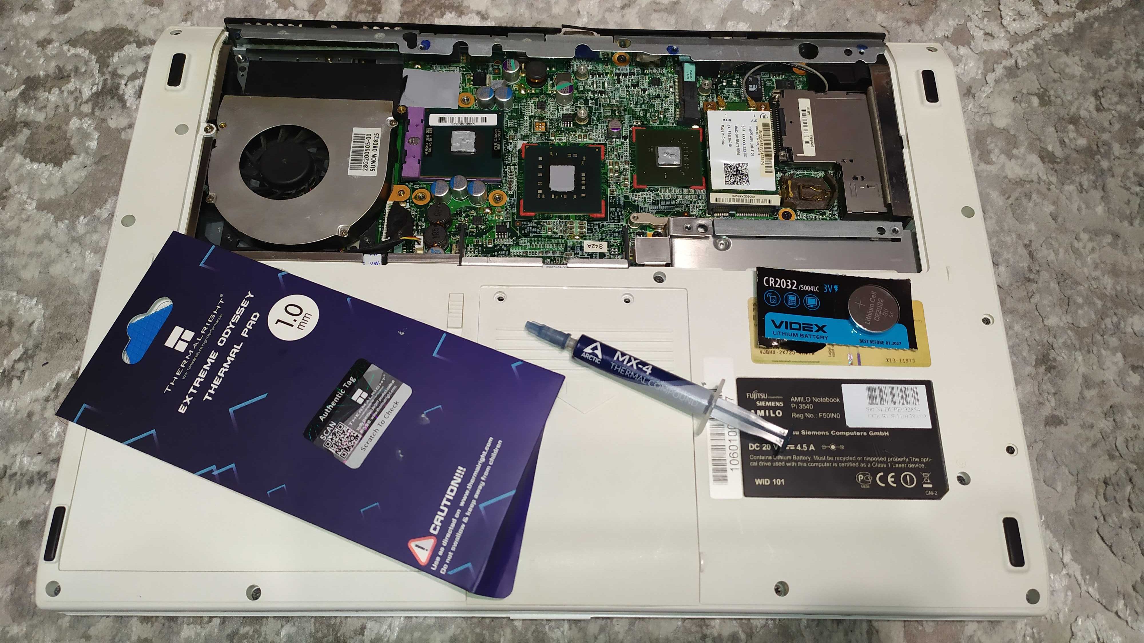 Ноутбук Fujitsu Siemens AMILO Pi 3540 (Core2Duo T5800 (2.0GHz), OZU4GB