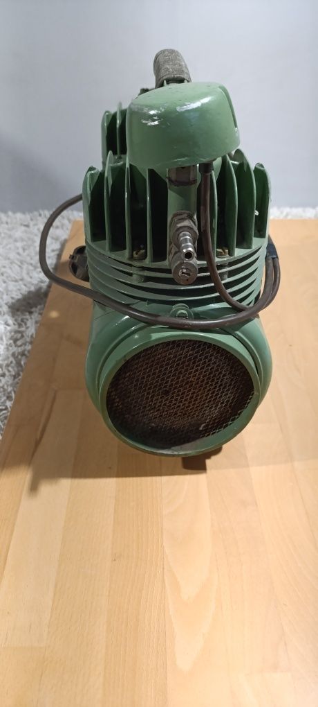 Kompresor tynkarski dwutłokowy 230W.