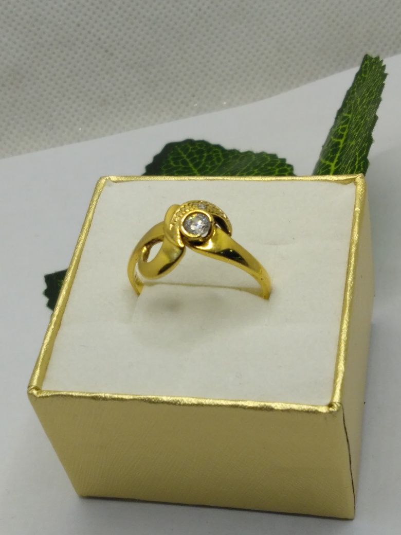 Złoty pierścionek z cyrkonią , złoto 333 r.18