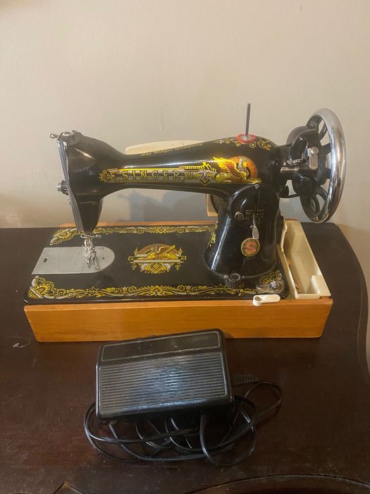 Máquina de costura Singer - Ano 1981