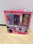 Barbie Zestaw Szafa garderoba z ubrankami akcesoriami Lalka HJL66
