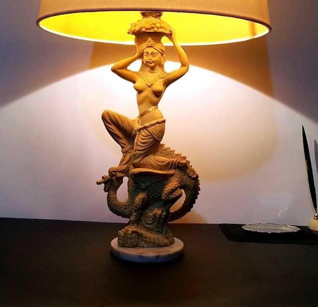 Rzeżba alabaster kobieta na smoku 42 cm Lampa stołowa