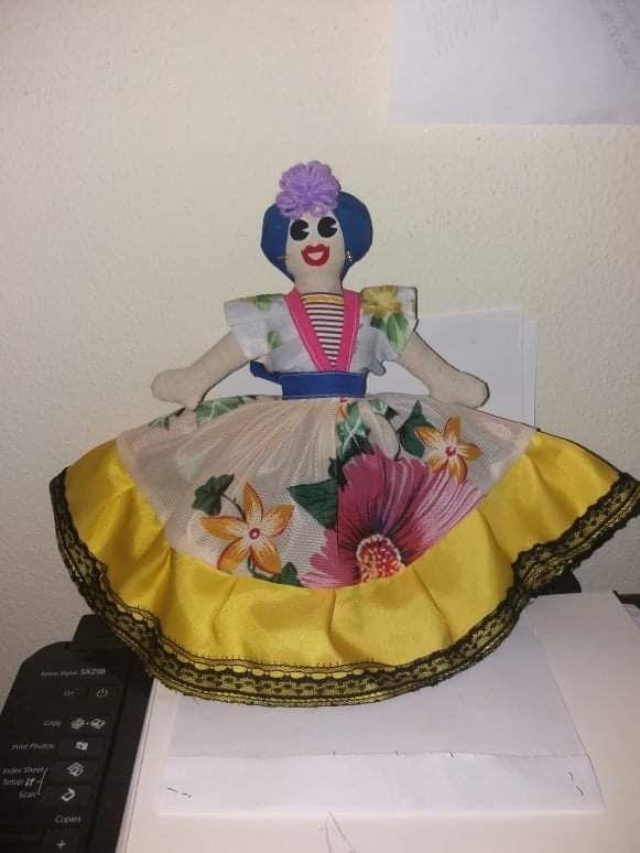 Boneca artesanal é só uma mas muda a posição e aparece com outra roupa