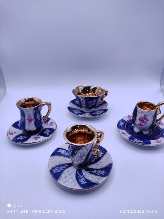 Conjunto de quatro mini chávenas de coleção azul e dourado