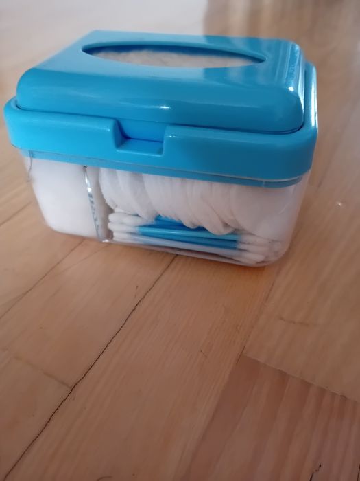 Organizer kosmetyczny z wyposażeniem