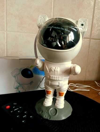 Ночник Астронавт на пульте на подарок новый высотой 20см.