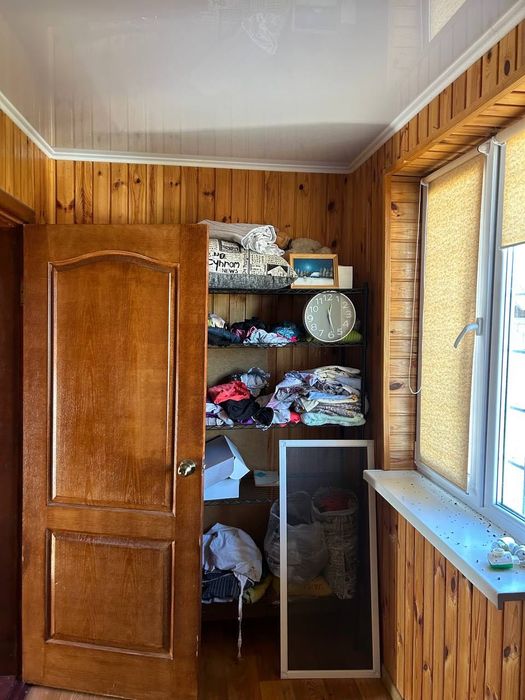 Сучасний гарний садовий будинок біля озера YV