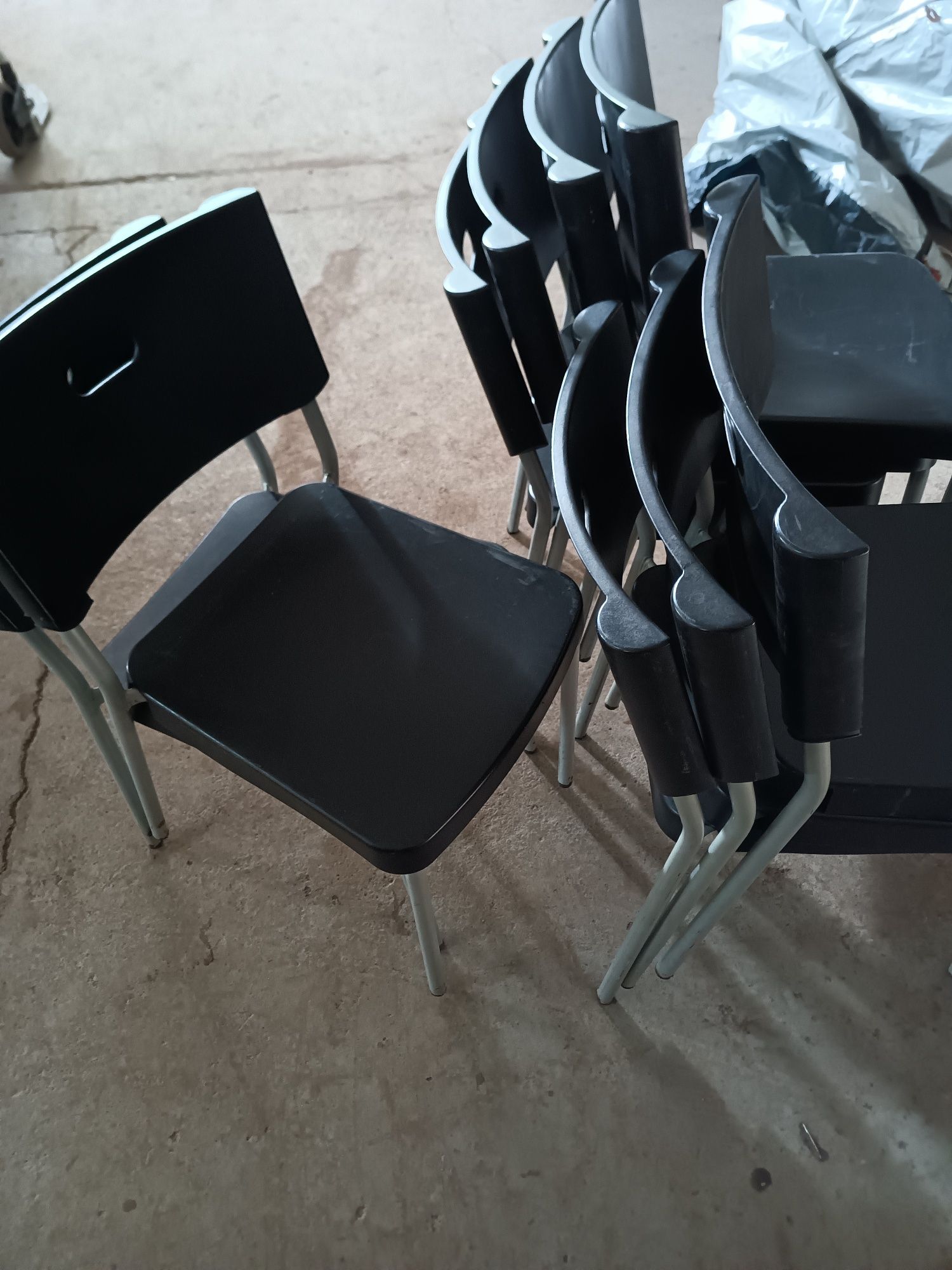 Cadeiras pretas de esplanada