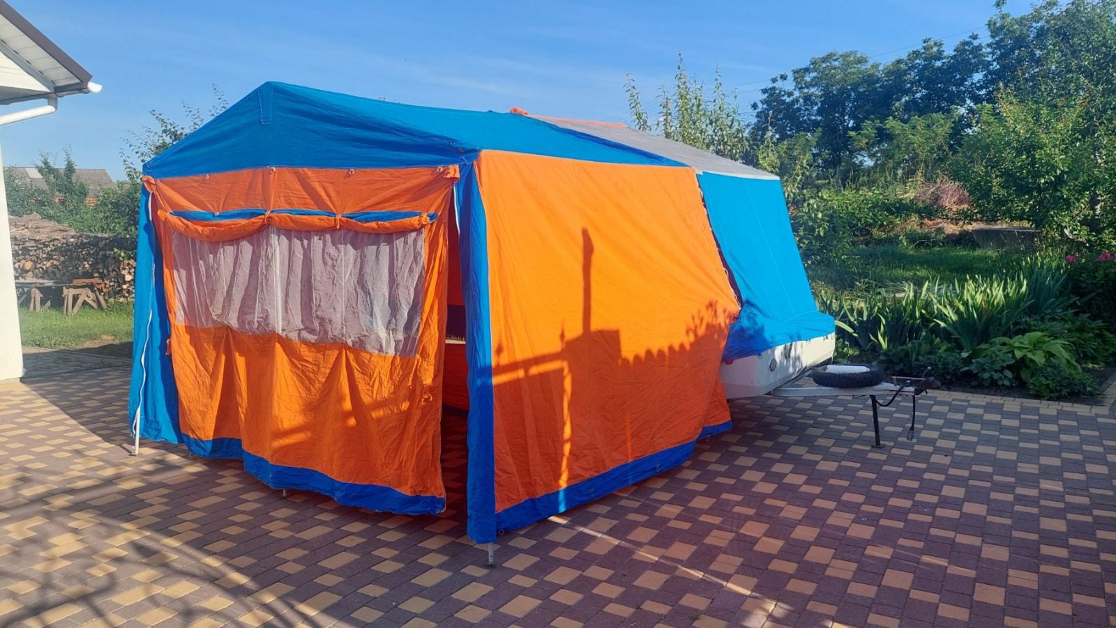 Причеп-палатка Скіф. 
Є декілька варіантів.

Причеп М2 зел