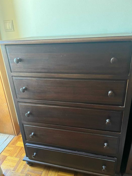 2 Camiseiros muito parecidos mas não são iguais.