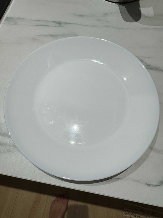 Conjunto de 4 Pratos Grandes e 4 Tigelas Brancas – Grátis