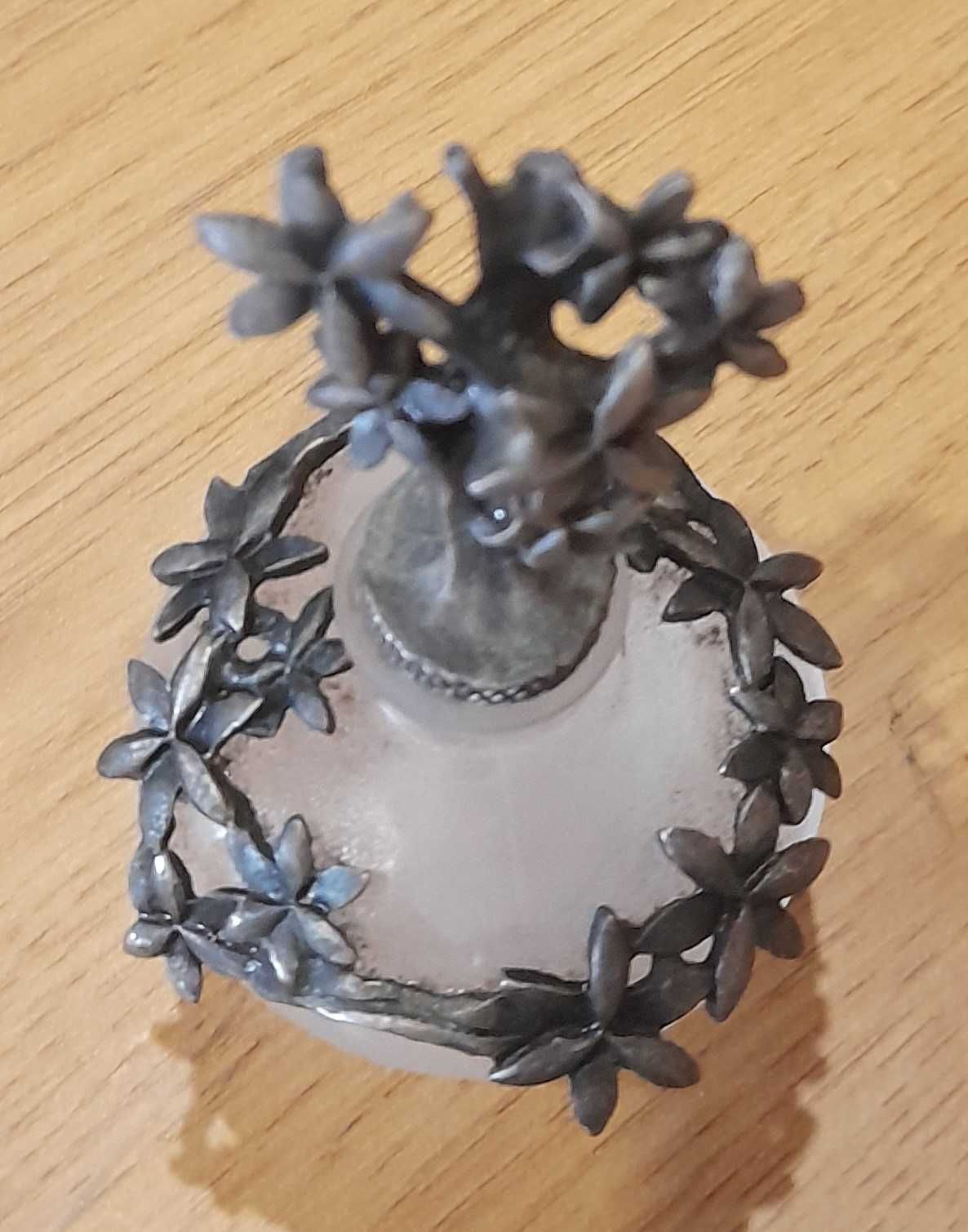 Frasco de perfume em vidro fosco