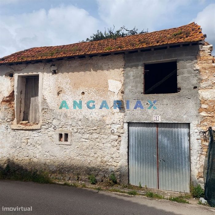 ANG1369 - Arrecadação para Venda em Juncal, Porto de Mós