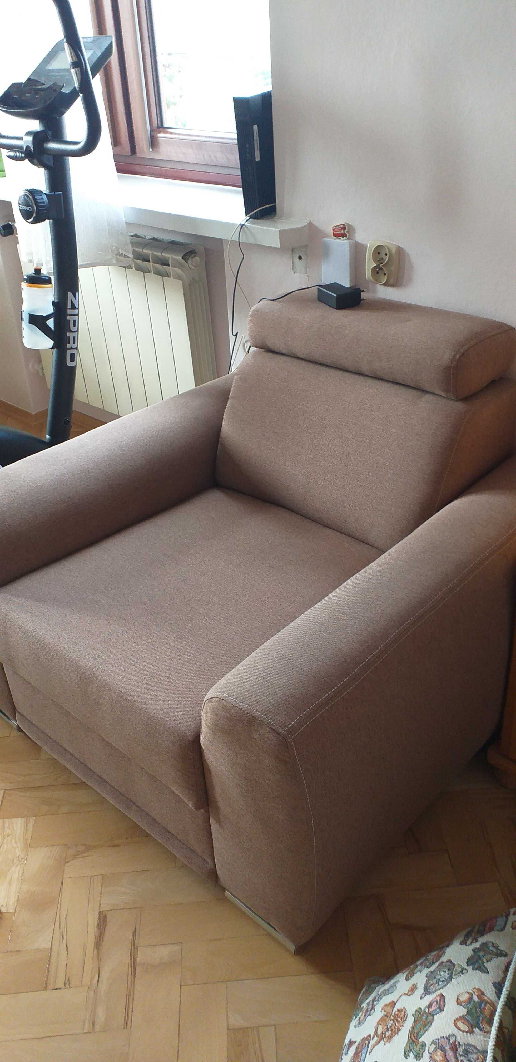 wygodny fotel z podnóżkiem