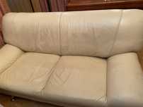 Skórzana kremowa sofa na ozdobnych nóżkach