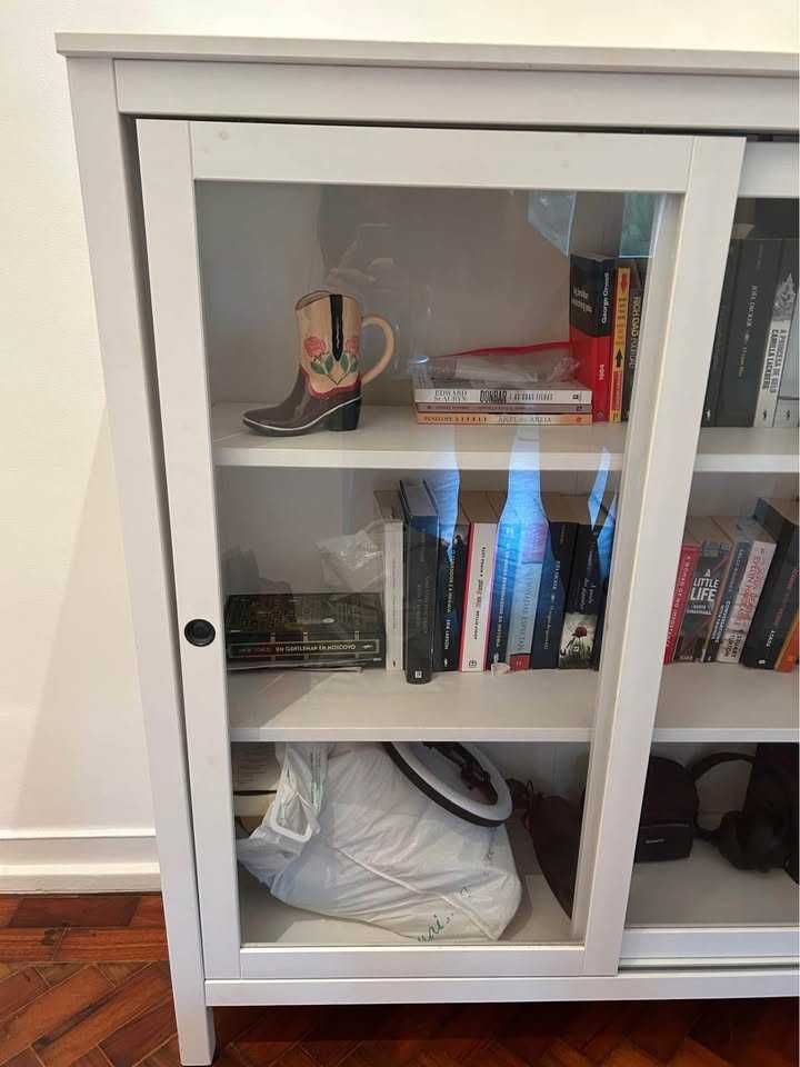 Vitrine com portas de correr em vidro