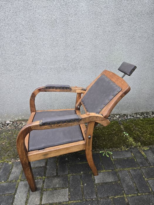 Stary fotel fryzjerski z początku XX wieku po renowacji