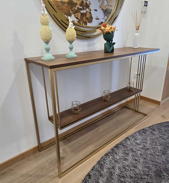 Consola madeira cor nogueira
Medidas  140x40x90 cm  ( CxLxA )