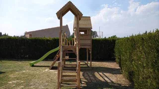 Parque Casinha, Escorrega, Baloiço, Ponte suspensa, Parede de escalada