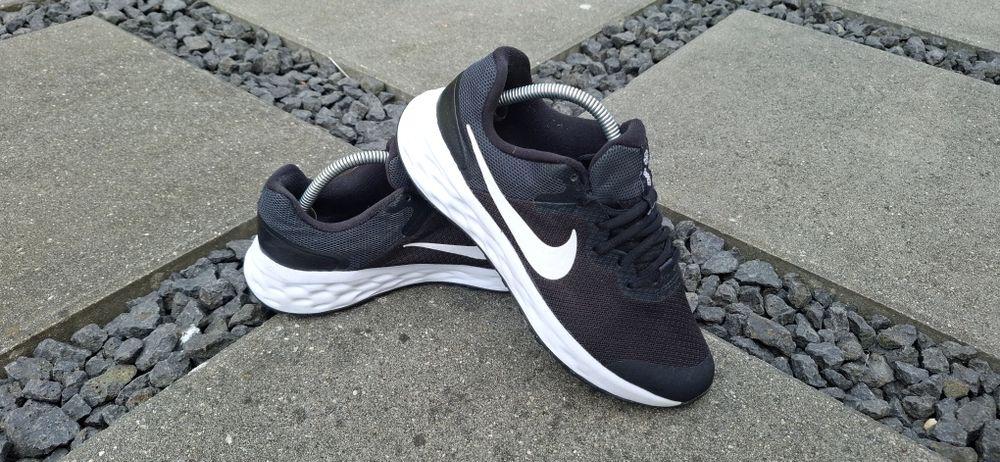 Nike Revolution 6, chłopięce obuwie sportowe, roz. 36,5