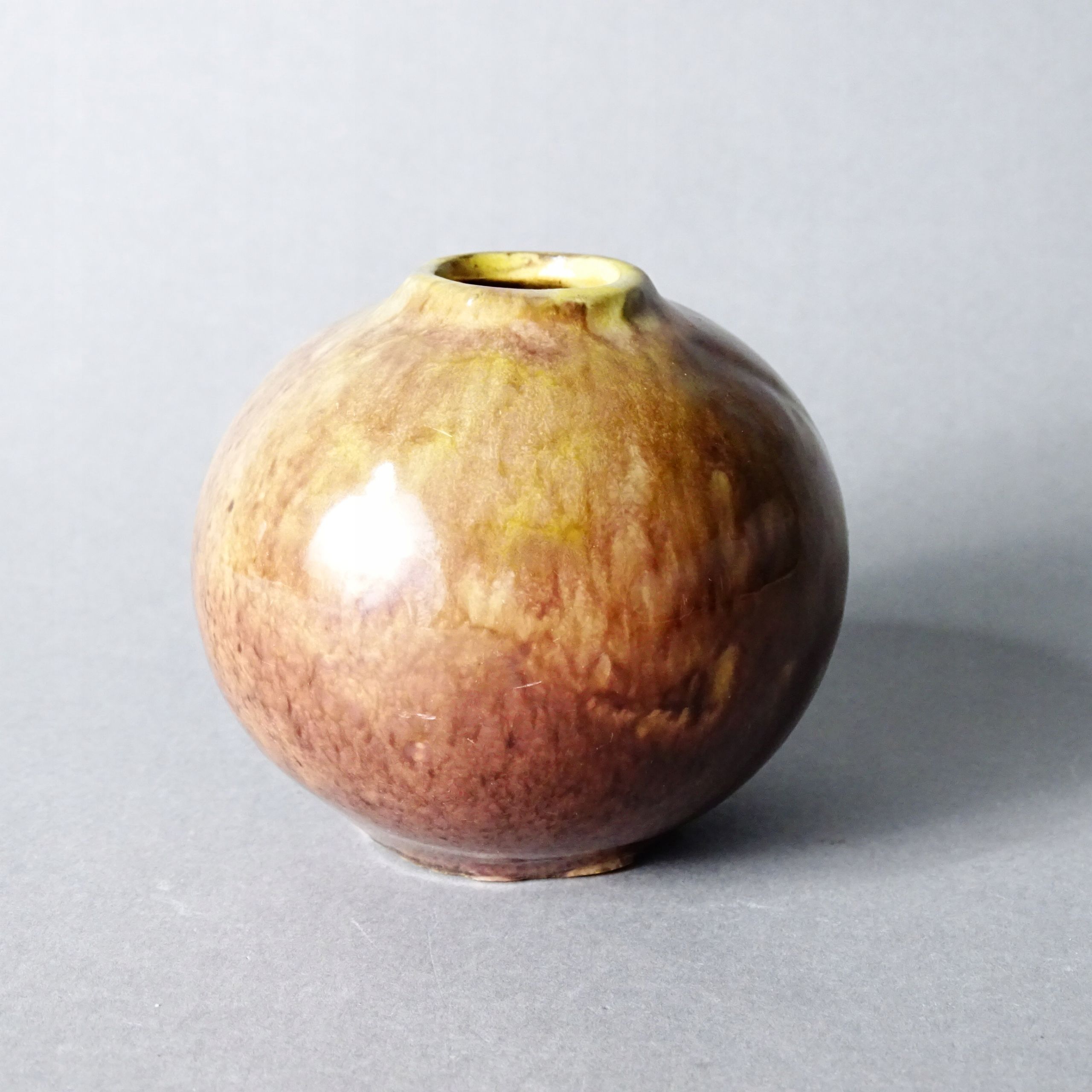 stary surowy wazonik ceramiczny