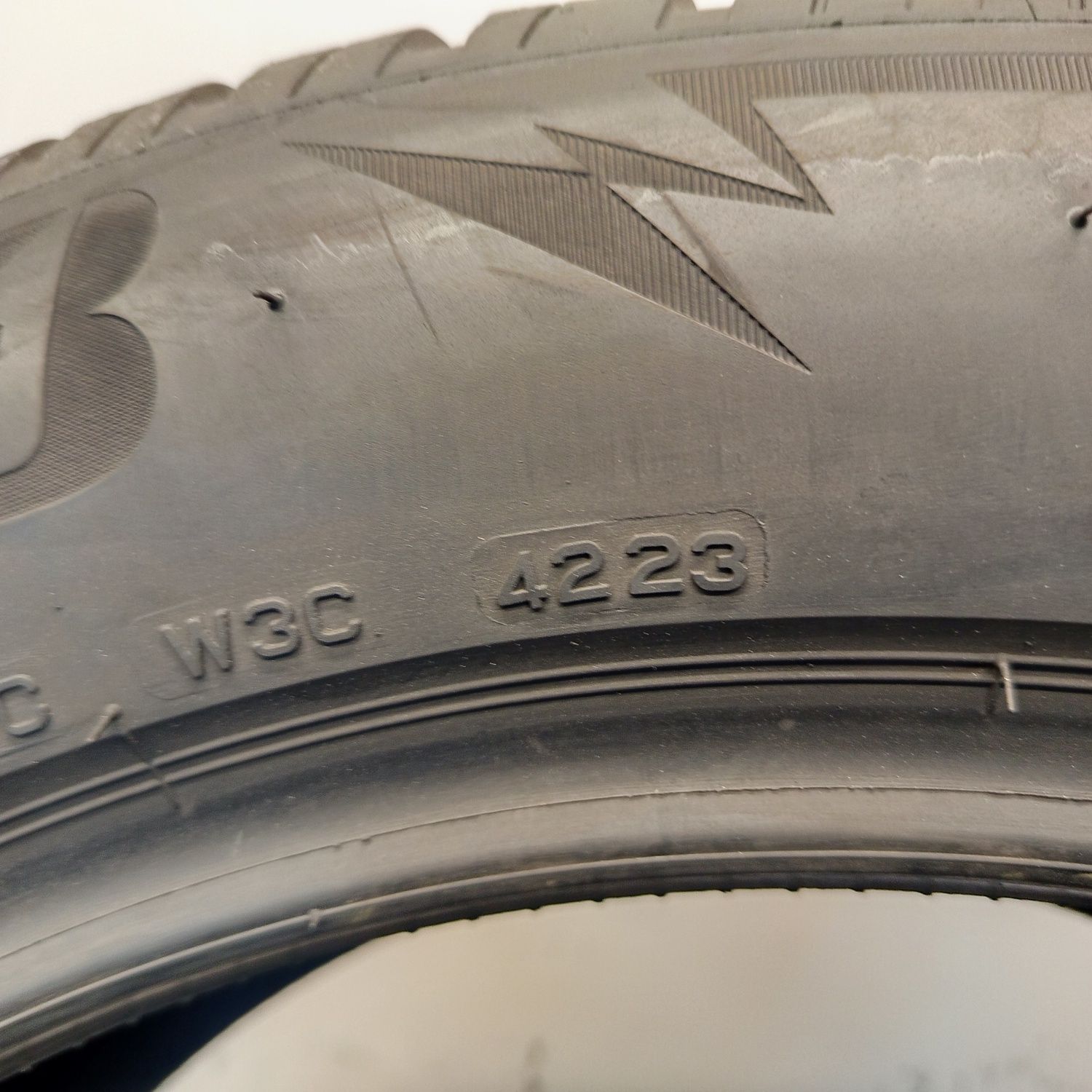 235/55R18 Bridgestone Blizak Lm005
