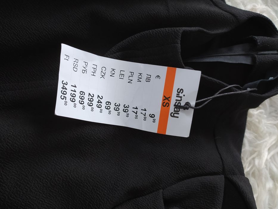 Czarna sukienka na długi rękaw XS