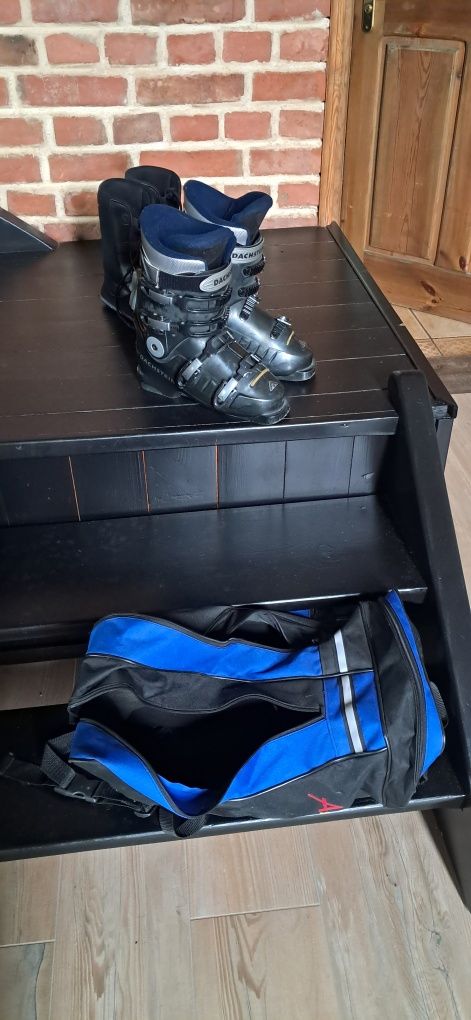 Buty narciarskie i wkładki do butów snowborfowyvh oraz torba na buty