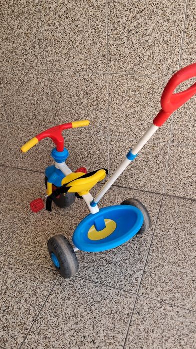 Triciclo com manobrador + carro com jogos