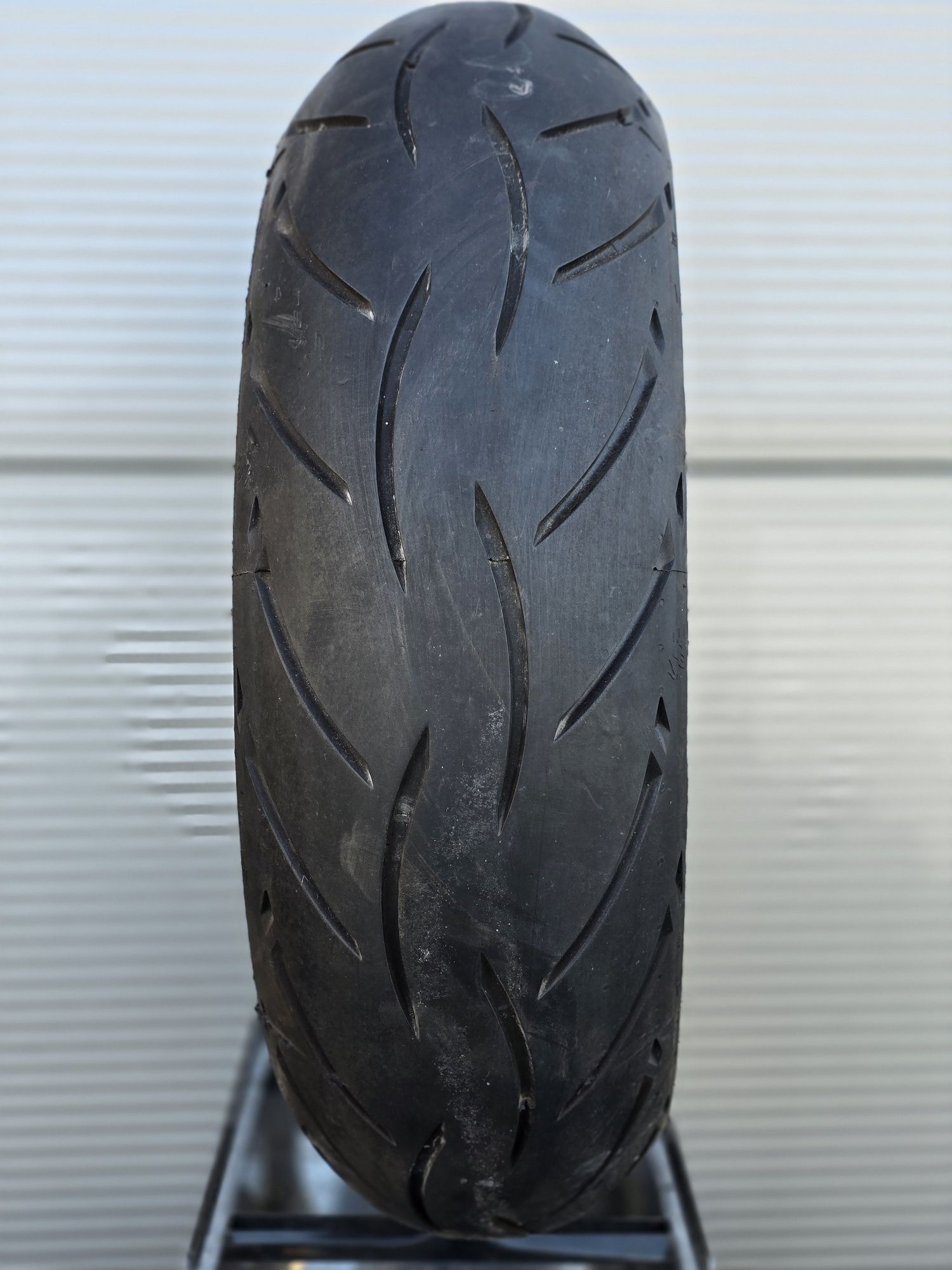 Opona Metzeler Sportec M5 180/55/17 bieżnik 5mm