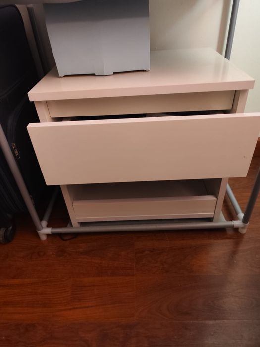 Vendo 2 mesas de cabeceira