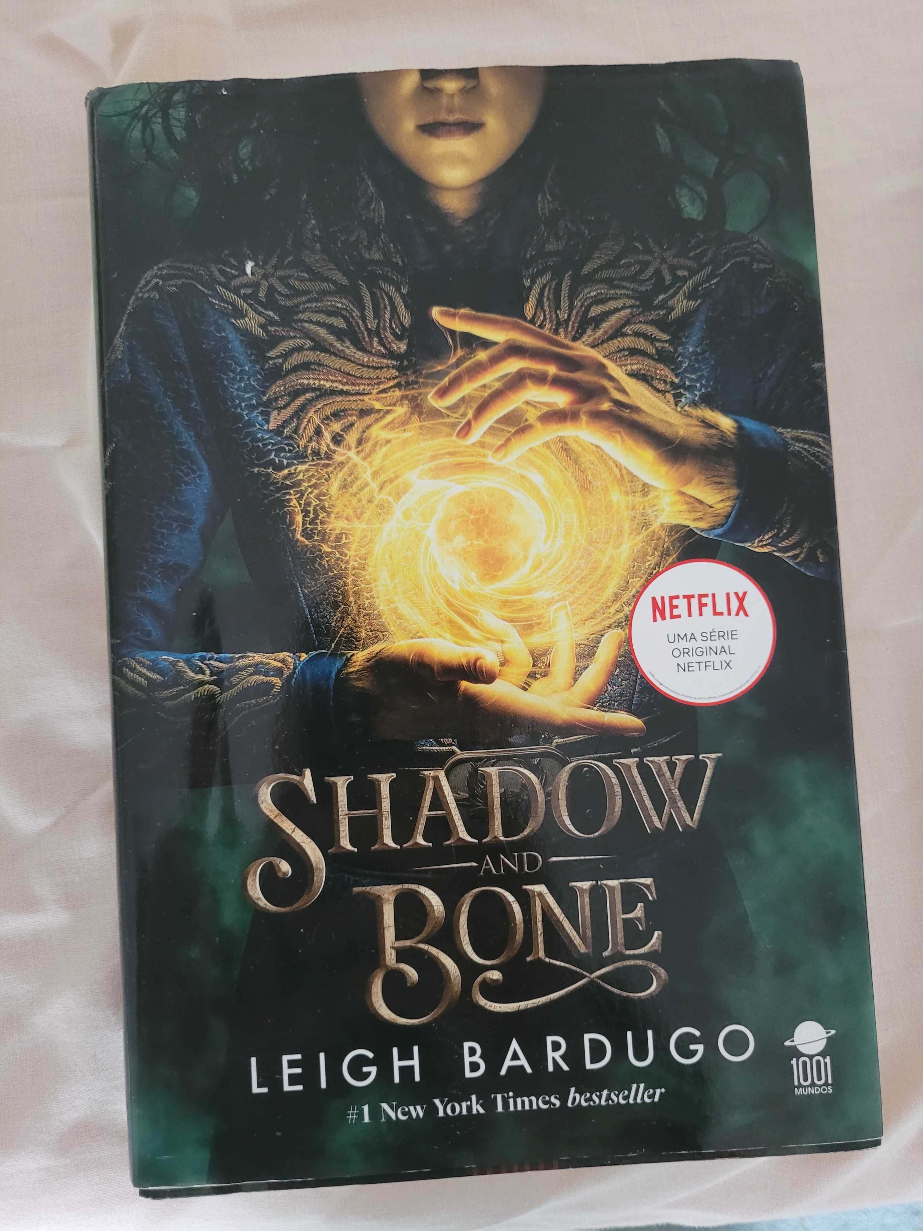 Livro Shadow and Bone de Leigh Bardugo