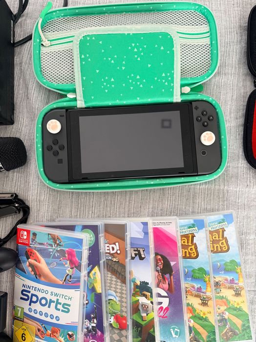 Duas Nintendo para venda, com jogos e todos os acessórios .