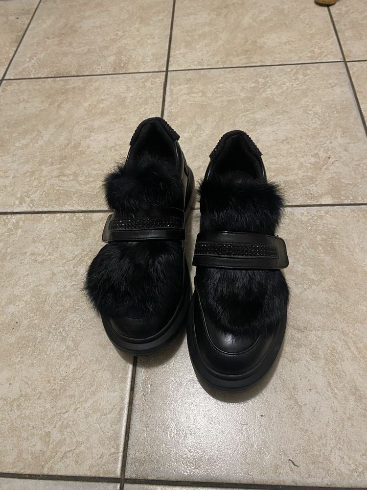 кросівки.