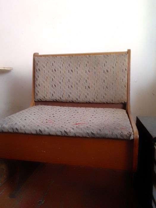 Тумбочка чорного кольору