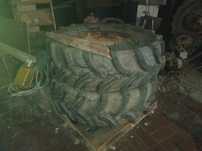 Dois pneus para trator 420/70/28