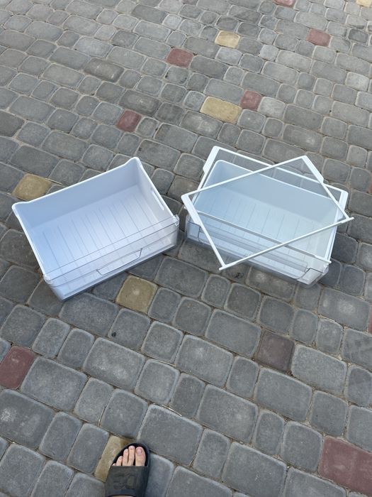 Полиці, шухдади холодильника Indesit