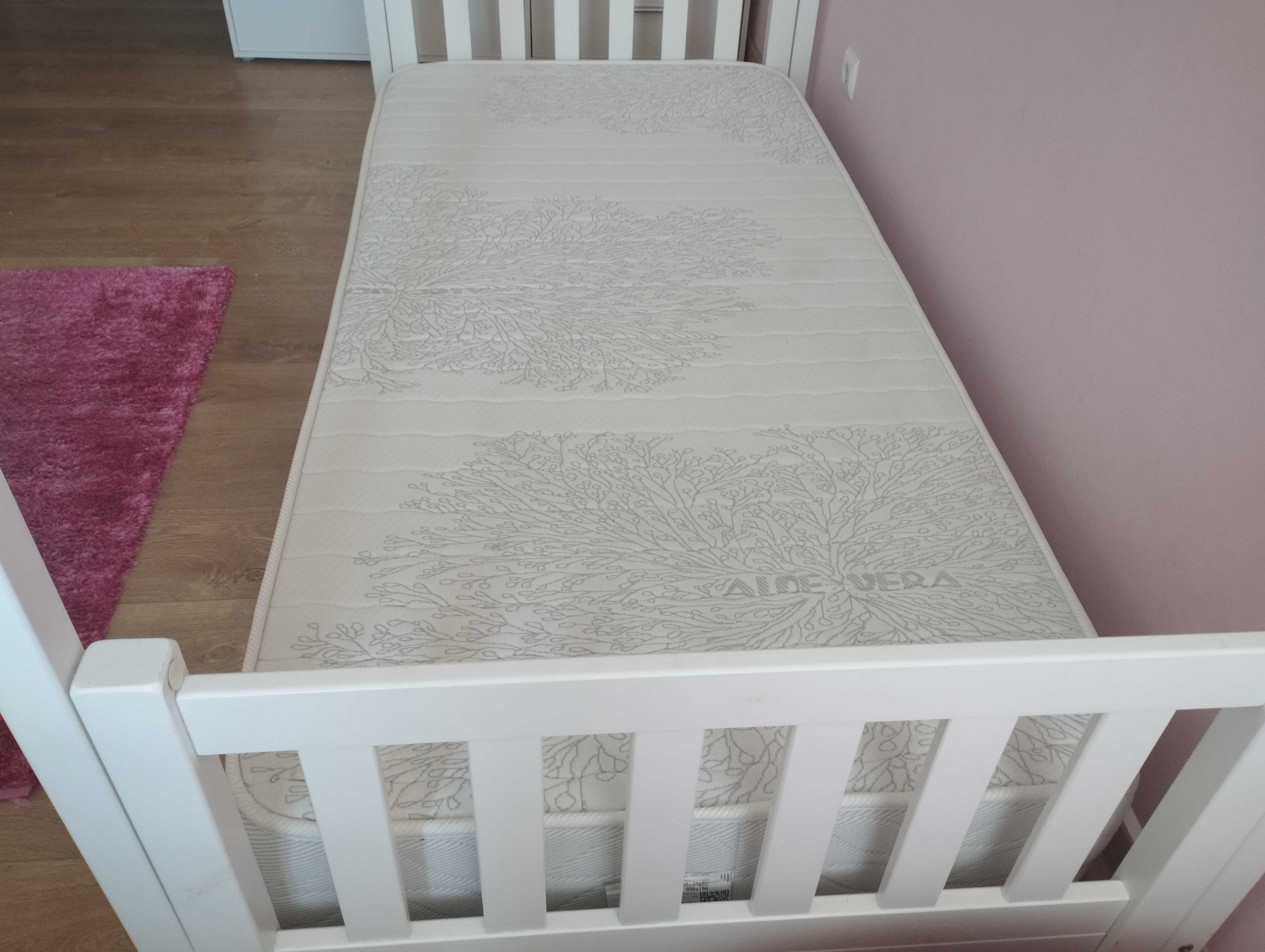 Vendo cama com colchão e grades incluídas