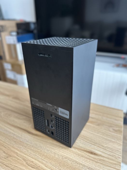 Konsola XBOX Series X 1TB + 2 pady + Hogwarts Legacy
