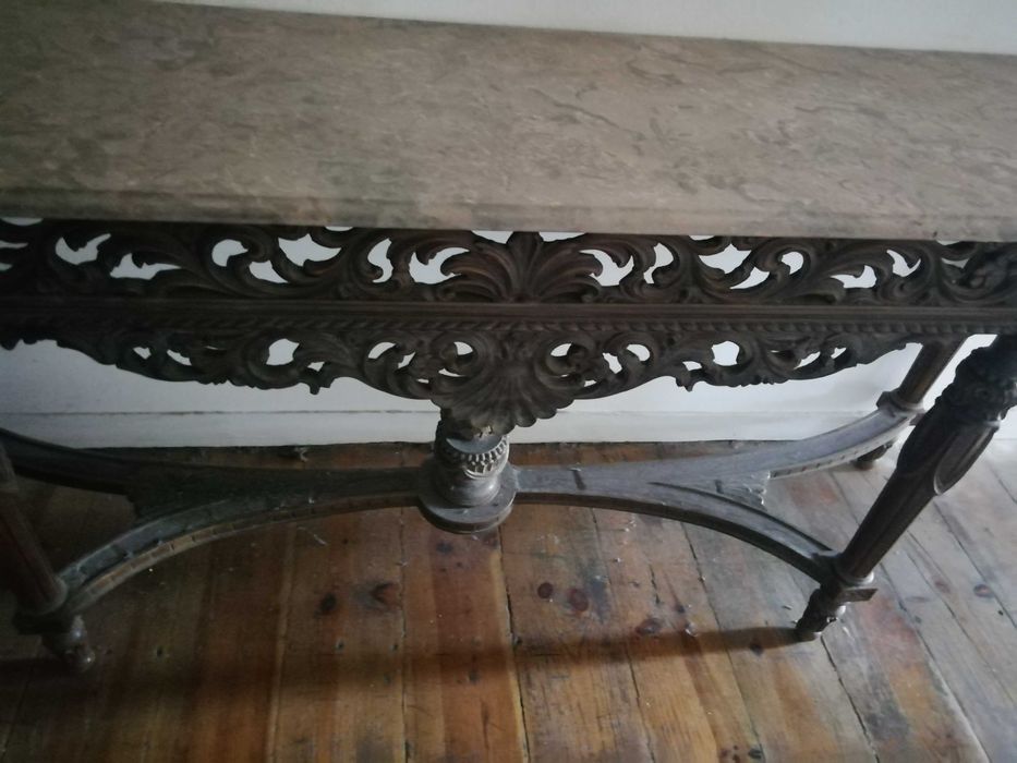 Consola Antiga com Tampo de Mármore – Peça Única e Elegante