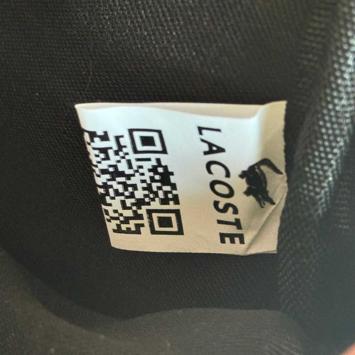 Чоловіча сумка через плече Lacoste у чорному кольорі.