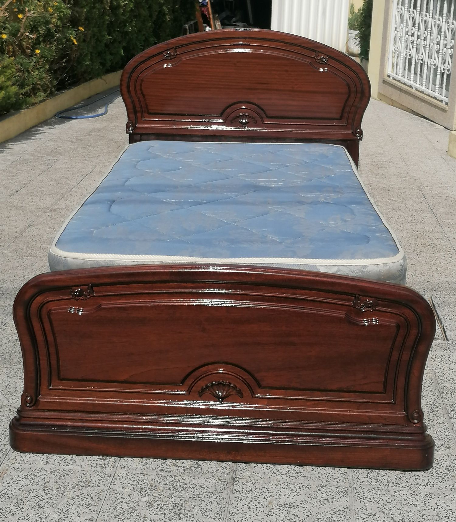Vendo CAMA de SOLTEIRO com estrado e COLCHÃO madeira maciça como nova