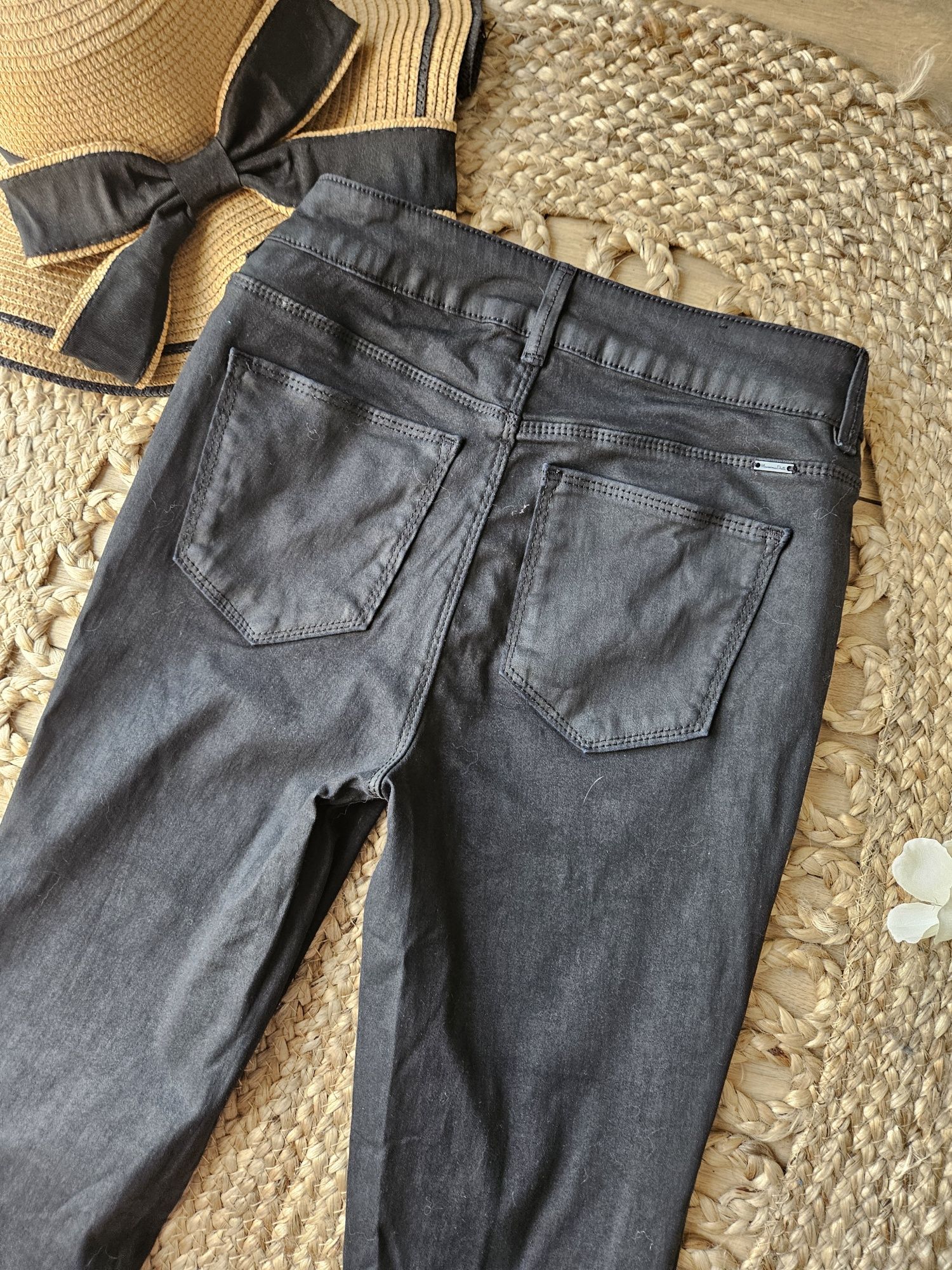 Massimo Dutti – czarne spodnie damskie  woskowane rurki proste XS c